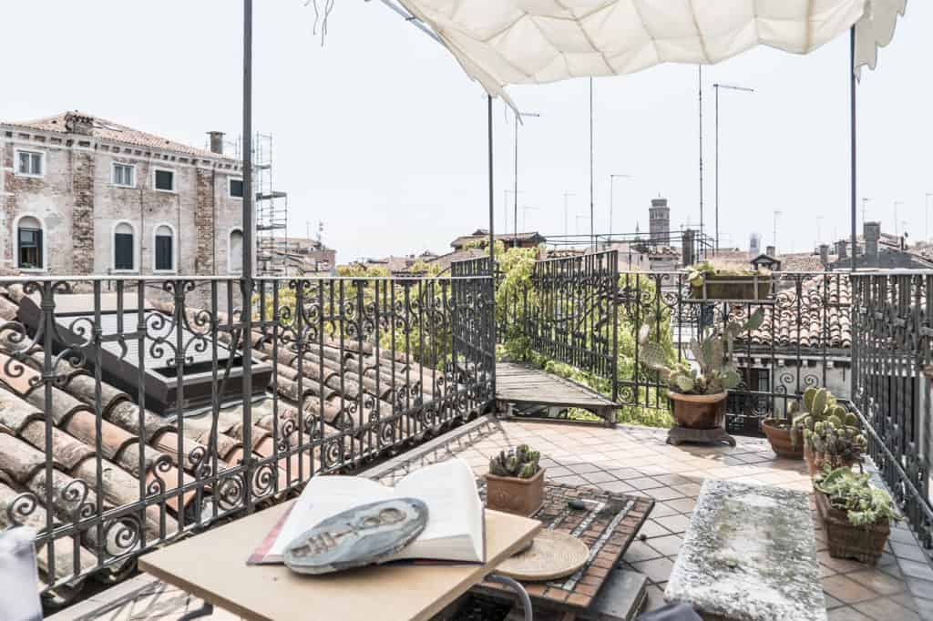 Left view of the terrace with coffee table and view on the Venetian palaces - Three Terraces Apartment