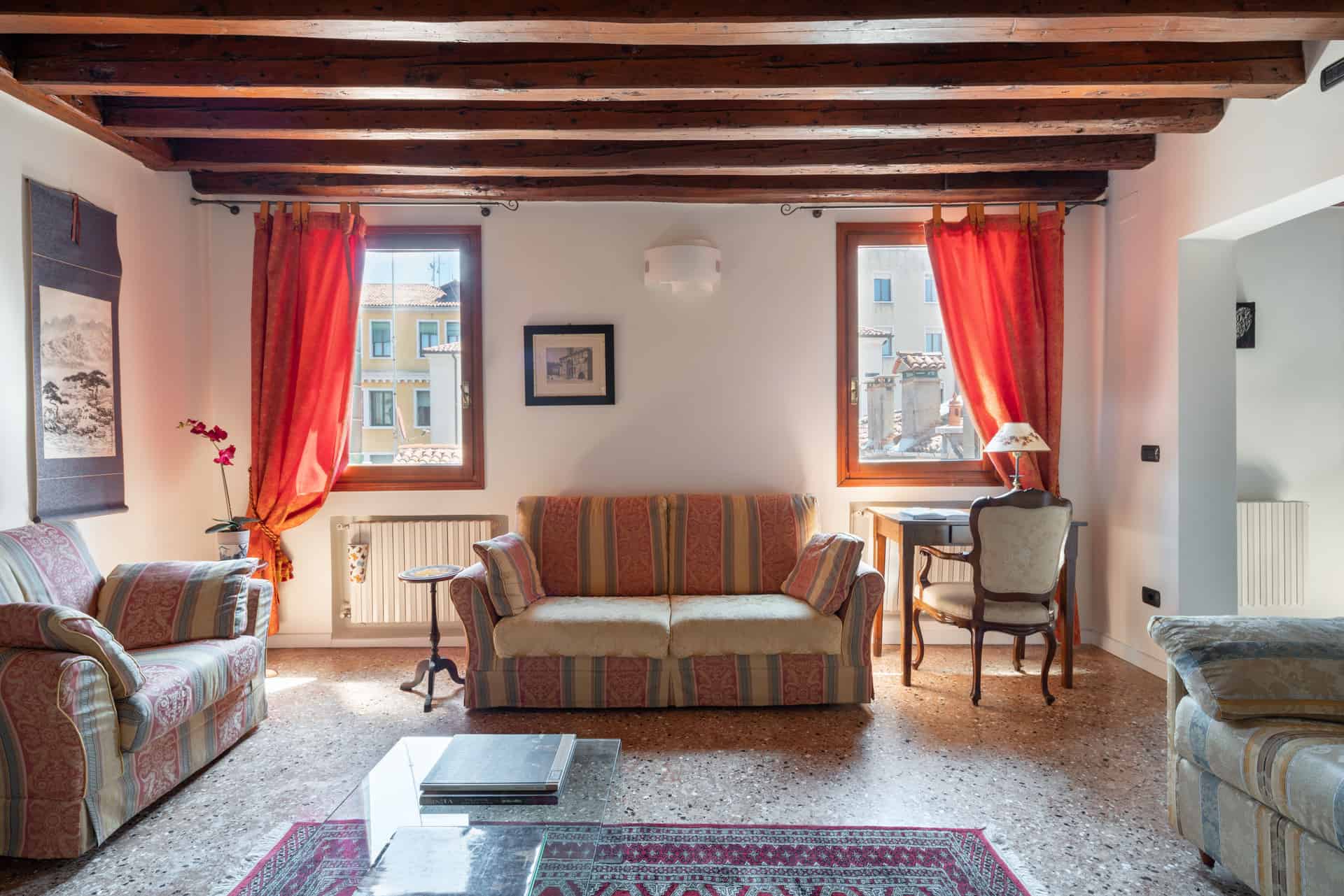 Luminous living room with antique Venetian furnishing - Ca' Coriandolo Apartment
