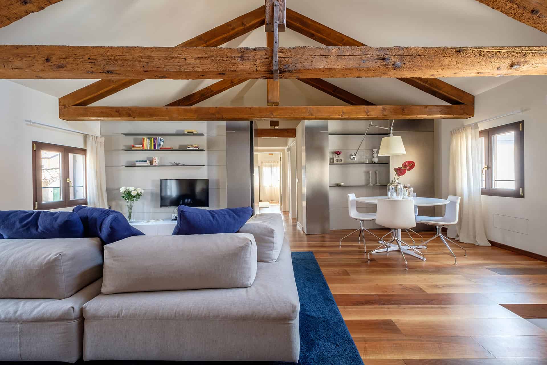 Luminous living room with small dining table and exposed beams - Ca' Garzoni Moro - Clemente Apartment