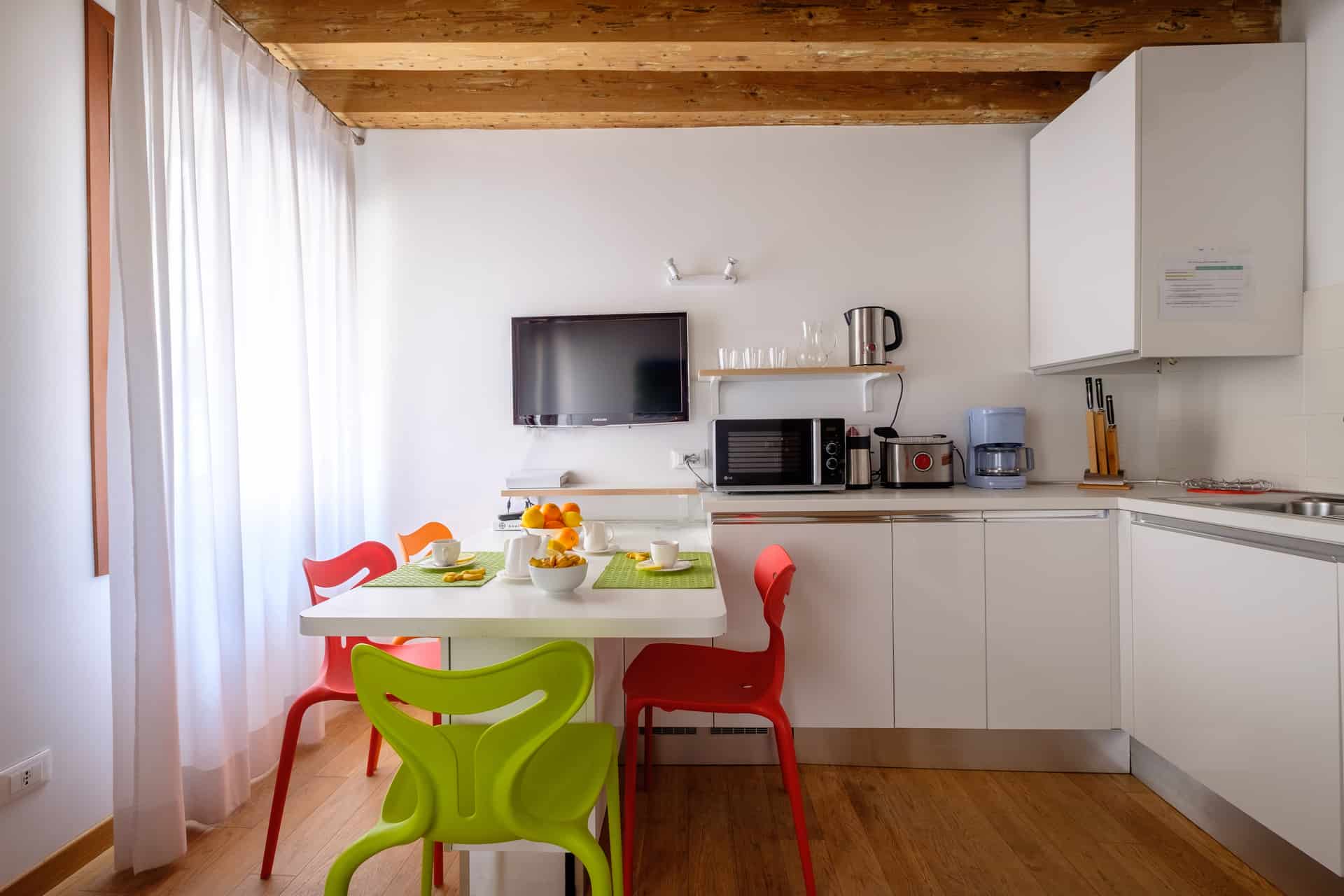 Small kitchen with large dining table - The Lion's 1 Apartment