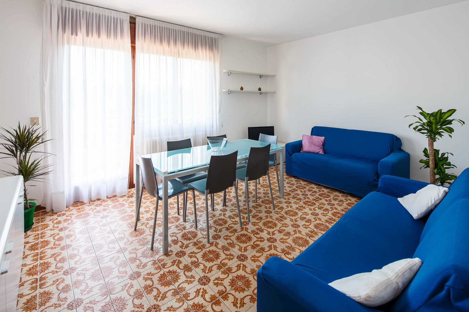 Lightful living room with balcony - Calmo DX 3 Levi Apartment