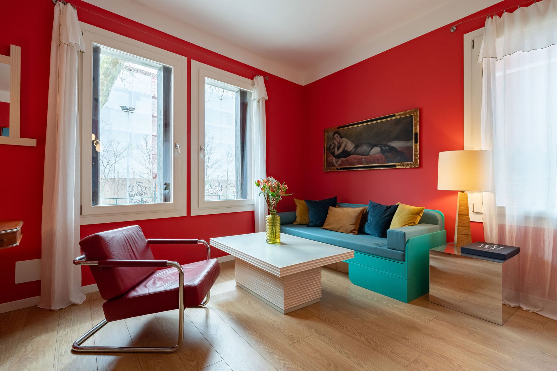 Spacious living room with windows and sofa - Ca' del Marangon Apartment