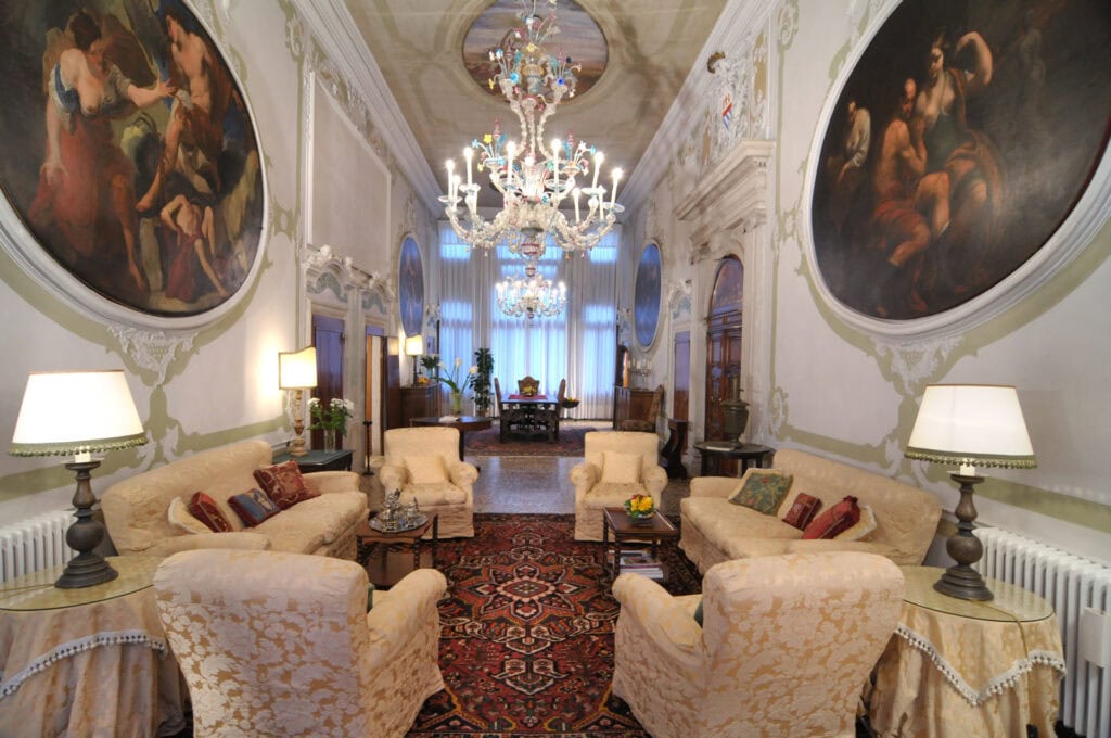 Lightful living room with dining table and balcony - Brunelleschi Palace