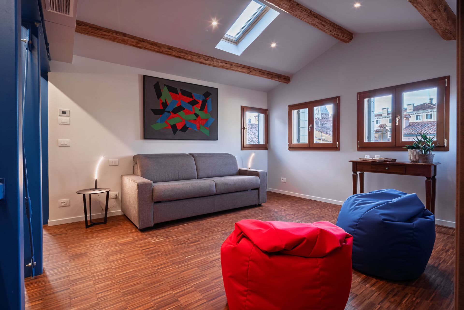 The Red House Company - Spacious living room with a sofa bed, perfect for relaxing after a day in Venice.