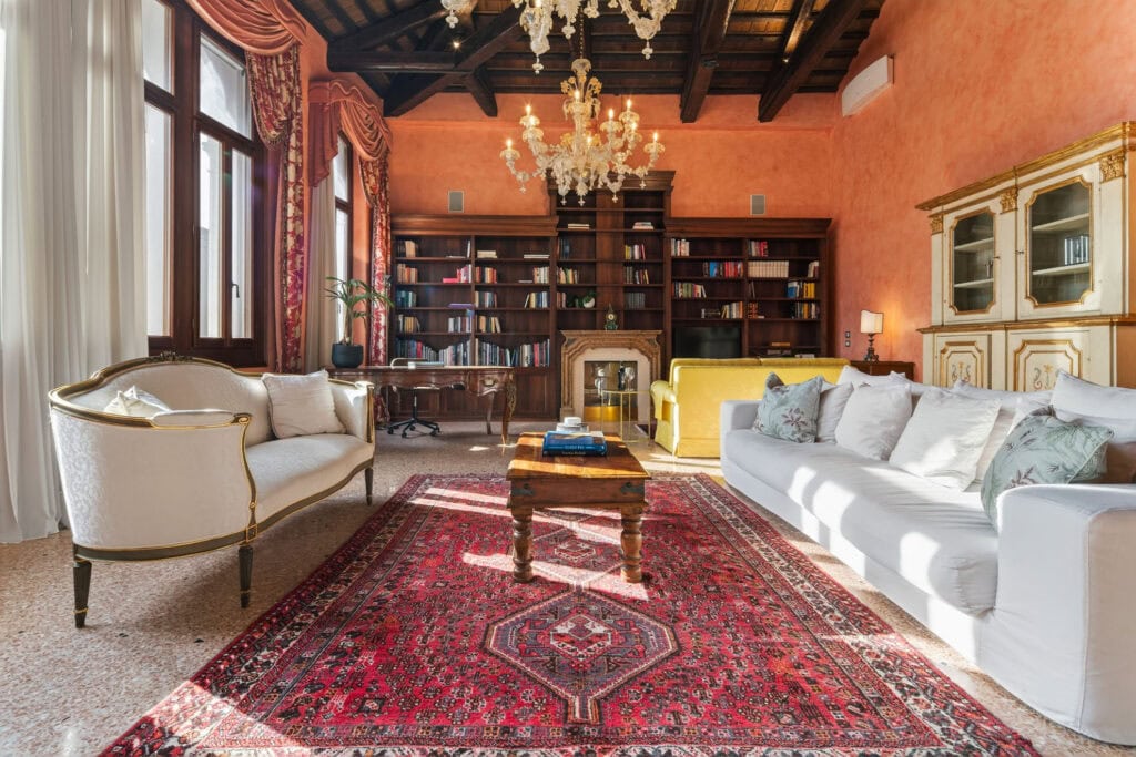 Dimora San Leonardo – Salotto confortevole con dettagli di design, palette armoniosa e materiali di pregio.